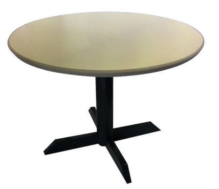 82. שולחן עגול עם רגל מרכזית עבה