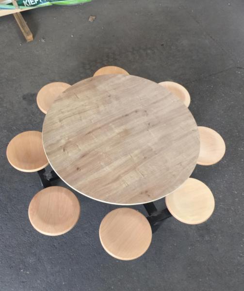 214.שולחן בקוטר 120 ס"מ עם 8 מושבי עץ בוק 3
