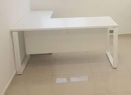 6. שולחן משרדי לבן
